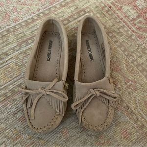 Minnetonka Womens Kilroy Hardsole Moccasins, Size 6